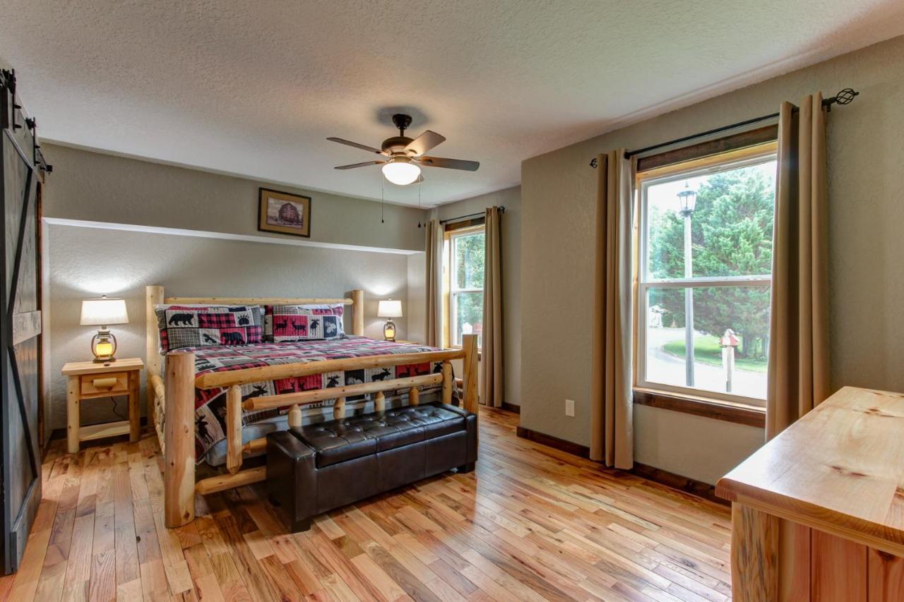 3 Master Bedrooms - Sleeps 10 - Location - Game Room - Hot Tub Pigeon Forge Exterior photo